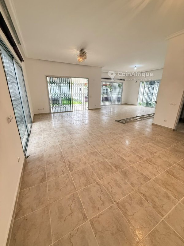 Location villa duplex 6 pièces à Angre 7e tranche — photo 2