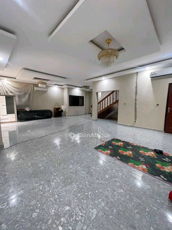 LOCATION VILLA DUPLEX DE 5 PIÈCES - COCODY ANGRÉ NOUVEAU CHU - ZONE BITUMÉE 4 chambres dont la principale a une baignoire et un bureau un grand salon un petit salon privé en haut 2 grandes — photo 2