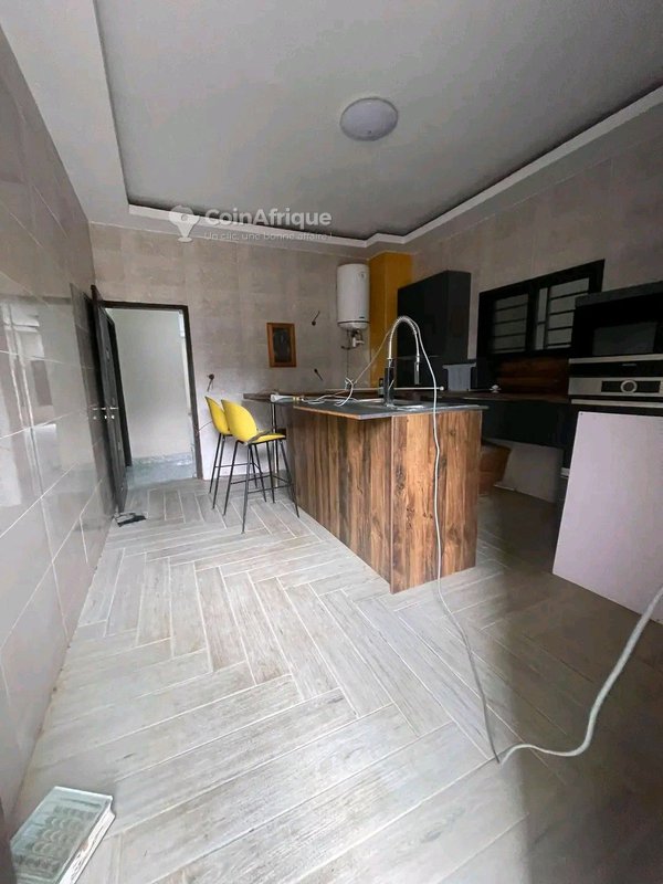 LOCATION VILLA DUPLEX DE 5 PIÈCES - COCODY ANGRÉ NOUVEAU CHU - ZONE BITUMÉE 4 chambres dont la principale a une baignoire et un bureau un grand salon un petit salon privé en haut 2 grandes — photo 3