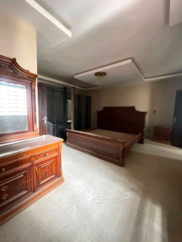 LOCATION VILLA DUPLEX DE 5 PIÈCES - COCODY ANGRÉ NOUVEAU CHU - ZONE BITUMÉE 4 chambres dont la principale a une baignoire et un bureau un grand salon un petit salon privé en haut 2 grandes — photo 4