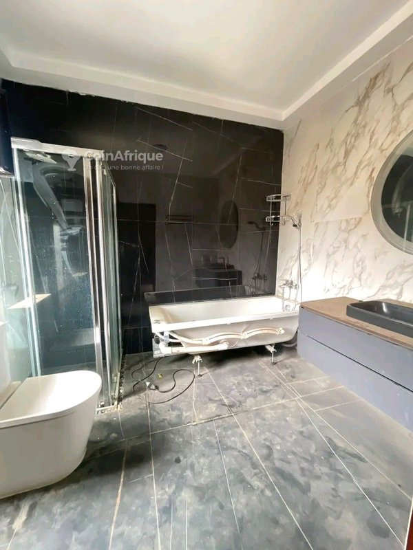 LOCATION VILLA DUPLEX DE 5 PIÈCES - COCODY ANGRÉ NOUVEAU CHU - ZONE BITUMÉE 4 chambres dont la principale a une baignoire et un bureau un grand salon un petit salon privé en haut 2 grandes — photo 5