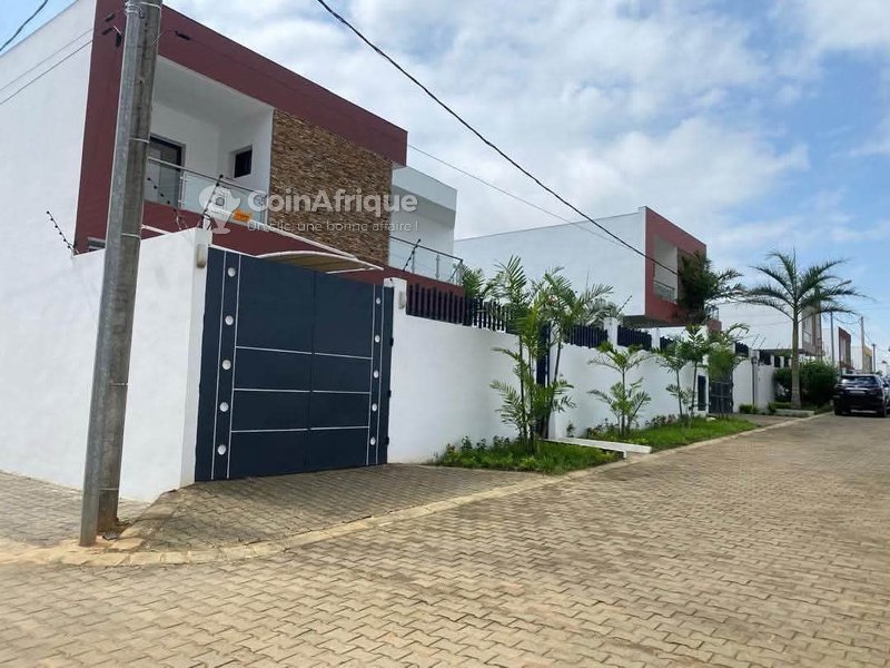 Location villa duplex 8 pièces Cocody Angré GESTOCI — photo 2