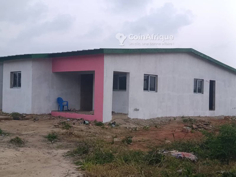 Vente villa basse de 4 pièces à bingerville derrière mère et enfant à adjin — photo 2