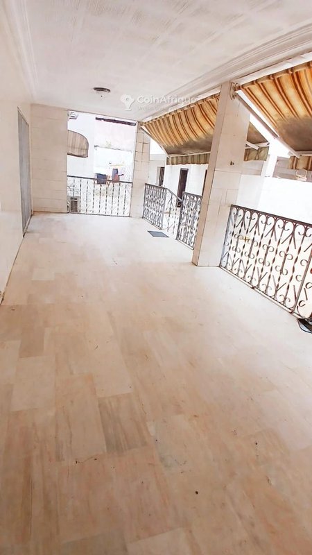 Duplex de 15piece a louer située à cocody angre 8eme tranche en bordure de voie principale idéal pour des bureaux — photo 3