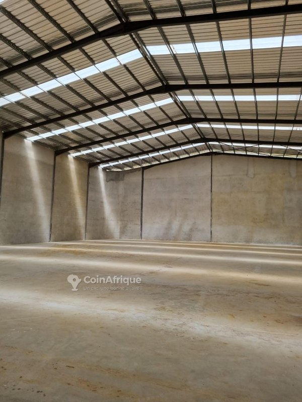 Yopougon zone industrielle un entrepôts de 2000m2 à vendre avec acd — photo 2