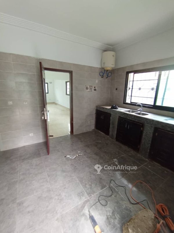 Location villa basse à Bingerville feh késsé dans une cité — photo 4