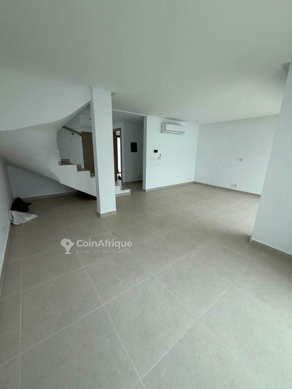 Location villa duplex 4 pièces à Cocody rivera 4 Mbadon cité Vatican — photo 4