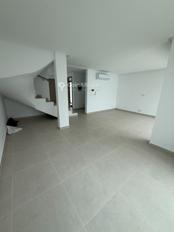 Location villa duplex de 4 pièces à cocody rivera 4 mbadon cité vatican — photo 4