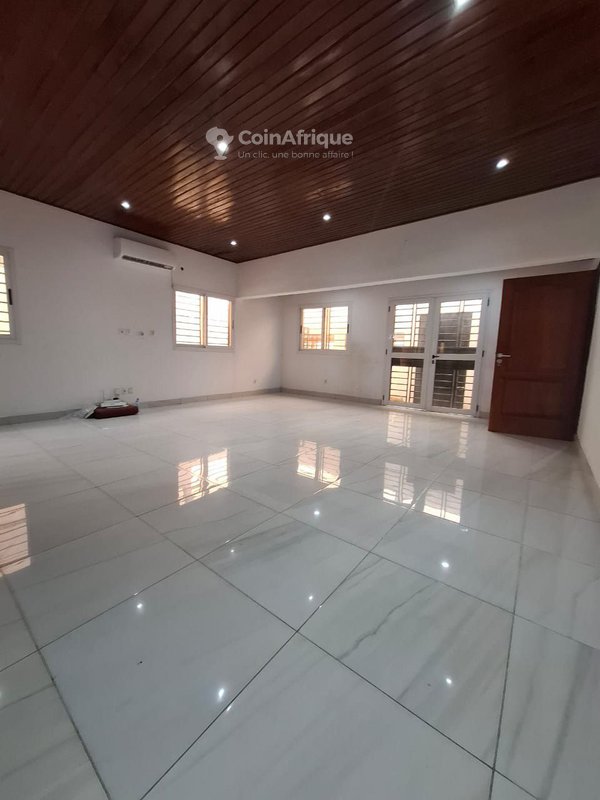 Vente villa 4 pièces à feh kessé – cité colombe???? située dans la cité colombe, zone promogim à feh kessé, dans une zone résidentielle entièrement bitumée. — photo 3