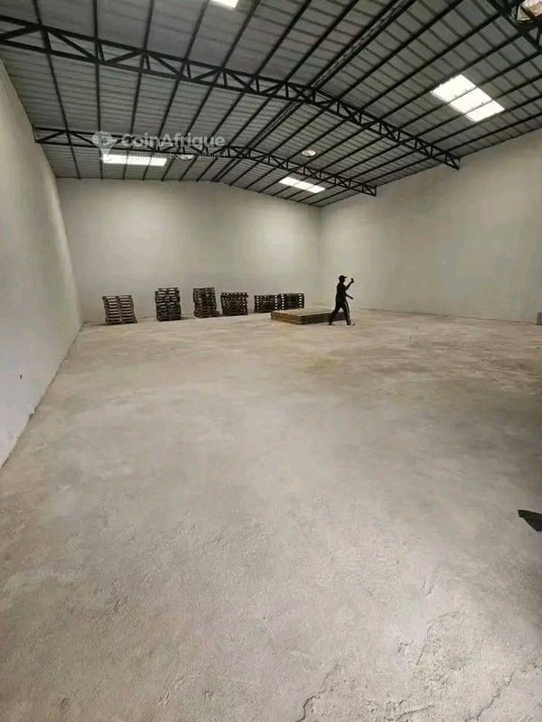 Location entrepôt avec mezzanine et des bureaux a faya — photo 2