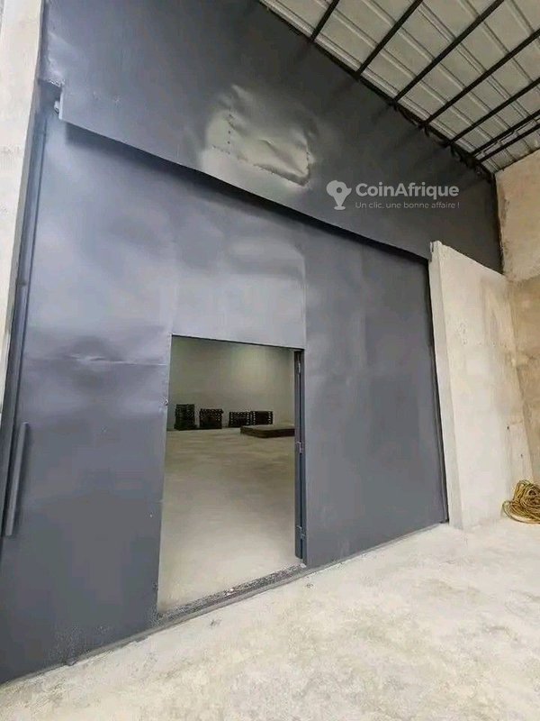 Location entrepôt avec mezzanine et des bureaux a faya — photo 3