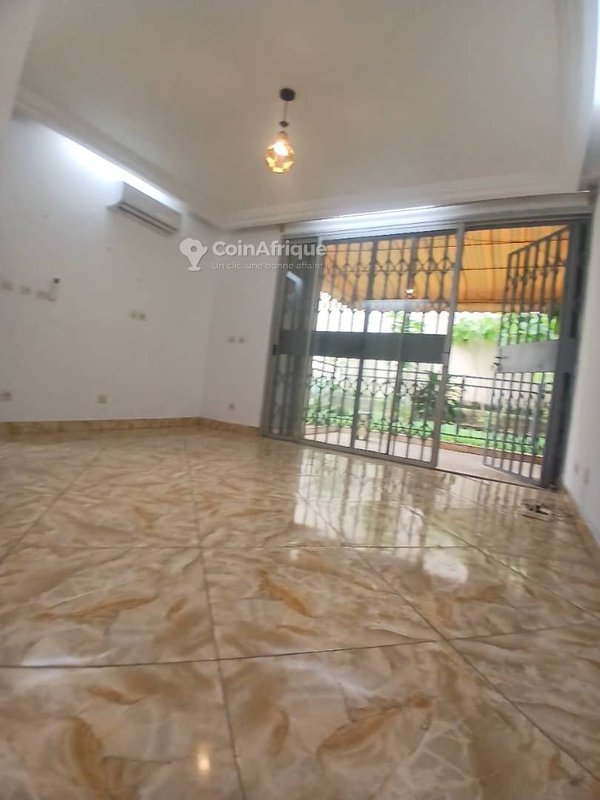 Location appartement 3 pièces avec piscine à Cocody-canébière — photo 2