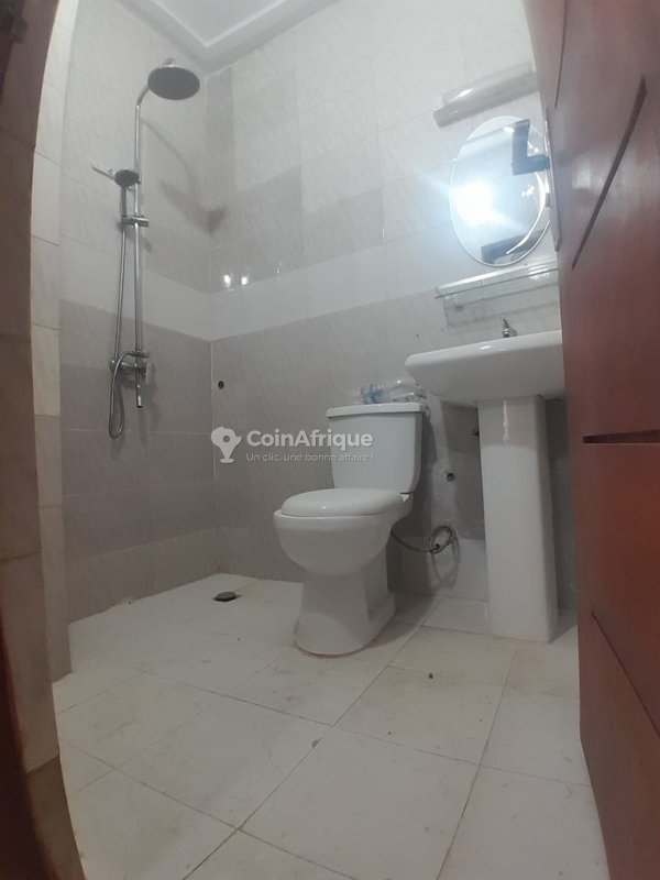 Location appartements 3pièces bon standing au rez-de-chaussée & 4éme étages à Cocody Angré djorogobité 1 — photo 4
