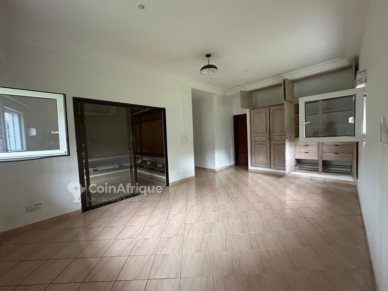 Location villa avec grand jardin à Cocody riviera 3 — photo 4
