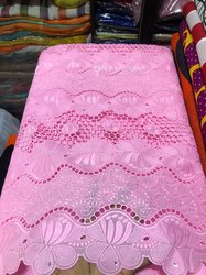 Tissu brodé