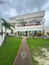 Location villa 13 pièces - Angré