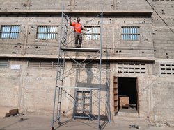 Échafaudage avec des roulettes 