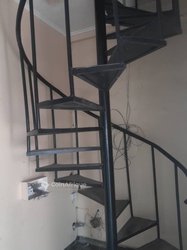 Local commercial avec mezzanine toilette