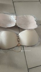 Soutien-gorge adhésif