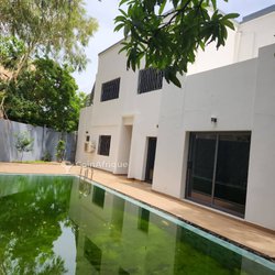 Location villa avec piscine et jardin  à Mermoz