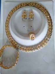 Ensemble collier, boucles d'oreille, bracelet, bague